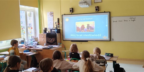 Powiększ grafikę: Dzieci odgadują filmowe bajki na podstawie krótkiej melodii z filmu.