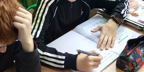 Powiększ grafikę: "Wyturlaj Baśń"- chłopiec wymyśla bajkę po uprzednim wylosowaniu przy pomocy kostki, haseł do utworzenia opowieści. 