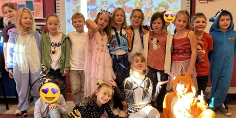 Powiększ grafikę: Dzieci z klasy 1b prezentują bajkowe przebrania.