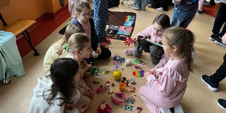 Powiększ grafikę: Uczniowie na holu wymieniają się przyniesionymi przedmiotami.