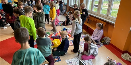 Powiększ grafikę: Uczniowie na holu wymieniają się przyniesionymi przedmiotami.