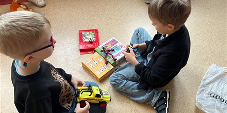 Powiększ grafikę: Uczniowie na holu wymieniają się przyniesionymi przedmiotami.