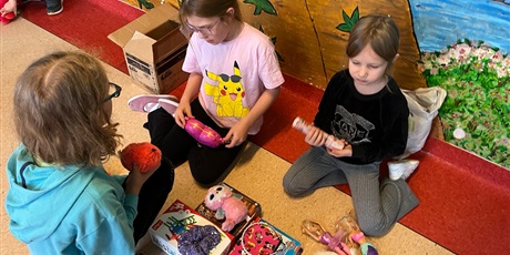 Powiększ grafikę: Uczniowie na holu wymieniają się przyniesionymi przedmiotami.