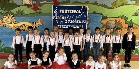 Powiększ grafikę: Grupa przedszkolna w trakcie festiwalu.