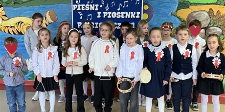 Powiększ grafikę: Klasa 1b w trakcie festiwalowego występu.
