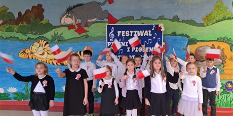 Powiększ grafikę: Klasa 1c w trakcie festiwalowego występu.