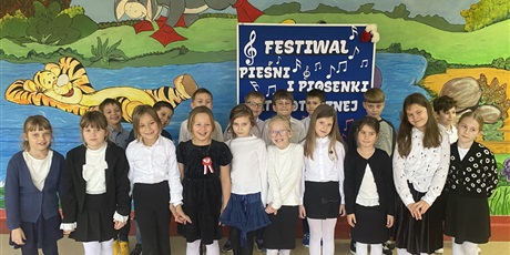 Powiększ grafikę: Klasa 2a w trakcie festiwalowego występu.