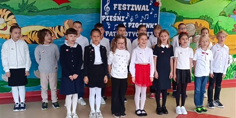 Powiększ grafikę: Klasa 3a w trakcie festiwalowego występu.