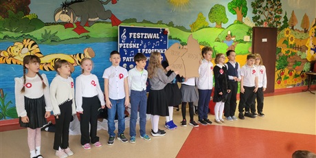 Powiększ grafikę: Klasa 3c w trakcie festiwalowego występu.