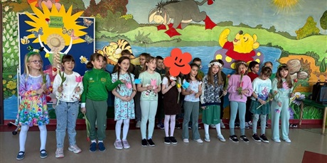 Powiększ grafikę: Dzieci występują podczas festiwalu.