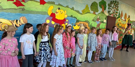 Powiększ grafikę: Dzieci występują podczas festiwalu.