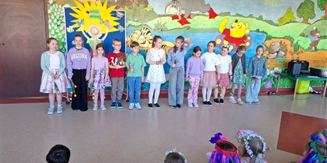 Powiększ grafikę: Dzieci występują podczas festiwalu.