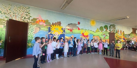 Powiększ grafikę: Dzieci występują podczas festiwalu.