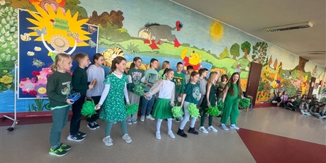 Powiększ grafikę: Dzieci występują podczas festiwalu.