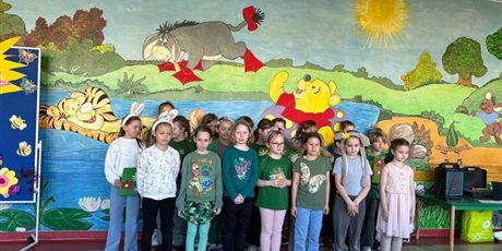 Powiększ grafikę: Dzieci występują podczas festiwalu.