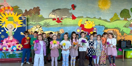 Powiększ grafikę: Dzieci występują podczas festiwalu.