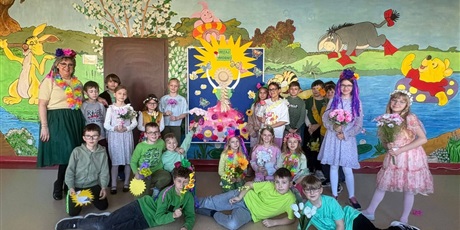 Powiększ grafikę: Dzieci występują podczas festiwalu.