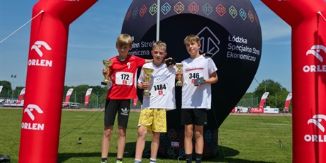 Powiększ grafikę: 3 zawodnicy stoją na podium