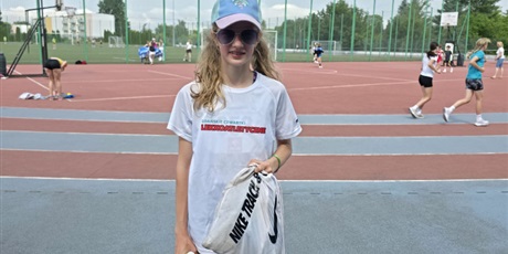Powiększ grafikę: zawodniczka stoi na płycie stadionu