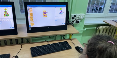 Powiększ grafikę: Na zdjęciu monitory z pracą uczniów w programie Scratch.