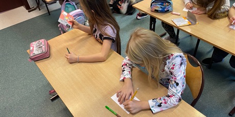 Powiększ grafikę: Uczniowie kl.2a przygotowują kartki z życzeniami.