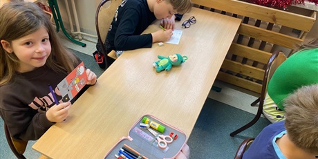 Powiększ grafikę: Uczniowie kl.2a przygotowują kartki z życzeniami.