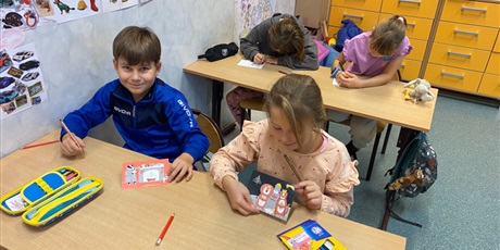 Powiększ grafikę: Uczniowie kl.2a przygotowują kartki z życzeniami.