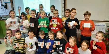 Powiększ grafikę: Dzieci z kl.2a prezentują swoje kartki.