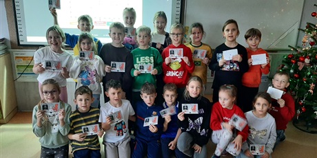 Powiększ grafikę: Dzieci z kl.2a prezentują swoje kartki.