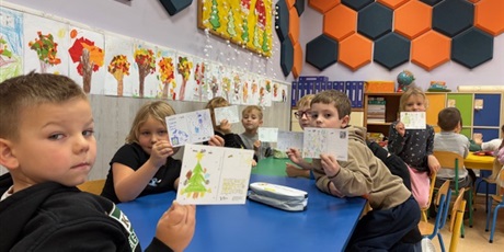 Powiększ grafikę: Dzieci z zerówki prezentują swoje kartki.