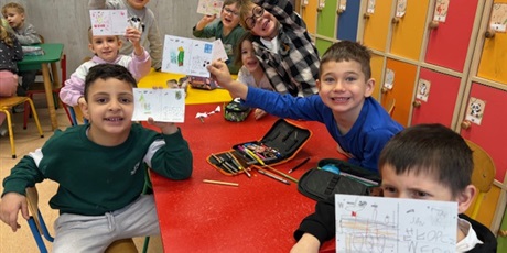 Powiększ grafikę: Dzieci z zerówki prezentują swoje kartki.