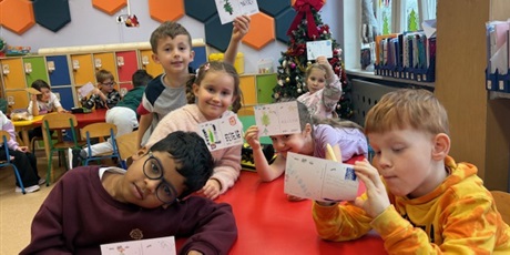 Powiększ grafikę: Dzieci z zerówki prezentują swoje kartki.