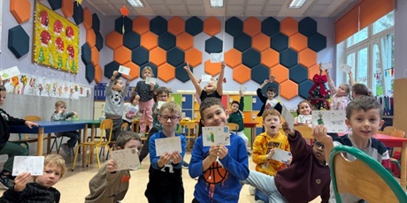 Powiększ grafikę: Dzieci z zerówki prezentują swoje kartki.