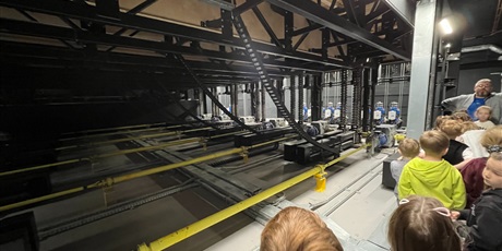 Powiększ grafikę: Dzieci podziwiają podscenę.