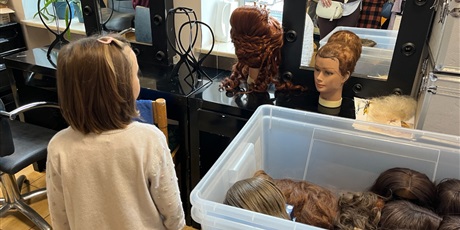 Powiększ grafikę: Dzieci w charakteryzatorni.