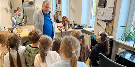 Powiększ grafikę: Dzieci w charakteryzatorni.