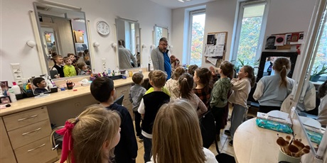 Powiększ grafikę: Dzieci w charakteryzatorni.