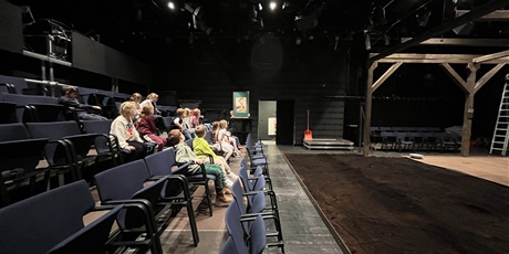 Powiększ grafikę: Dzieci na widowni sceny Malarnia.