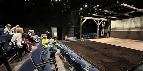 Powiększ grafikę: Dzieci na widowni sceny Malarnia.