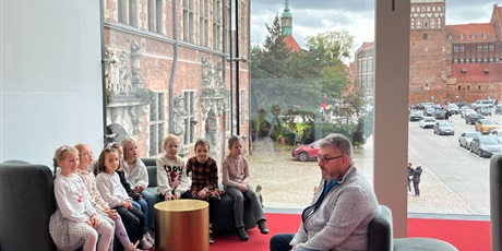 Powiększ grafikę: Pan opowiada o powstaniu teatru.