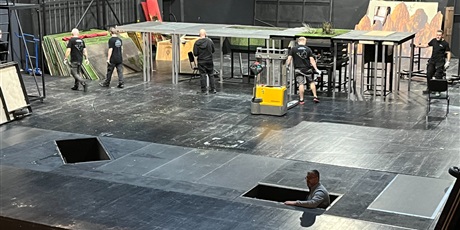 Powiększ grafikę: Pan pokazuje, jak aktorzy przemieszczają się pod sceną.