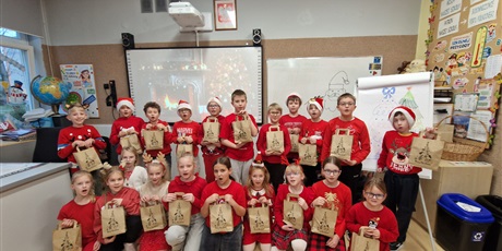 Powiększ grafikę: Klasa 3b z upominkami od Mikołaja.