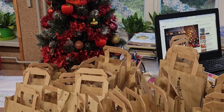 Powiększ grafikę: Prezenty pod choinką w kl.3b.