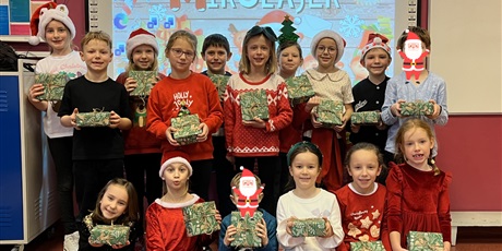 Powiększ grafikę: Dzieci z kl.1b z upominkami od Mikołaja.