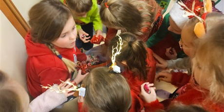 Powiększ grafikę: Mikołajki w kl.2c.