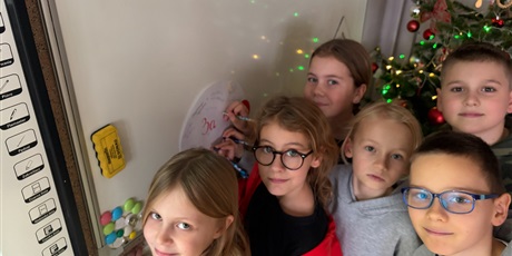 Powiększ grafikę: Czapka dla Mikołaja przygotowana przez kl.3a.