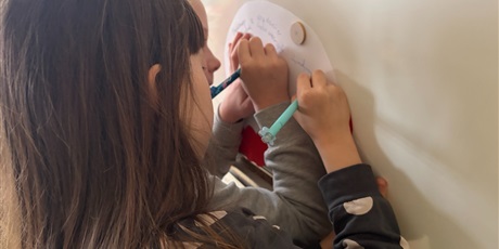 Powiększ grafikę: Czapka dla Mikołaja przygotowana przez kl.3a.