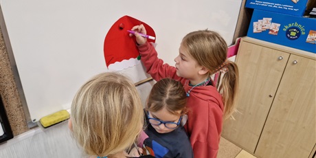 Powiększ grafikę: Czapka dla Mikołaja przygotowana przez kl.3b.