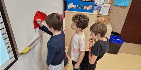 Powiększ grafikę: Czapka dla Mikołaja przygotowana przez kl.3b.