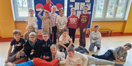 Powiększ grafikę: Czapka dla Mikołaja przygotowana przez kl.3b zawieszona na tablicy.